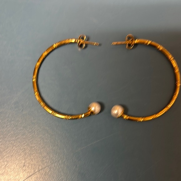 Vintage Elegant Gold Hoop Earrings with Pearl Accents - Picture 5 of 12